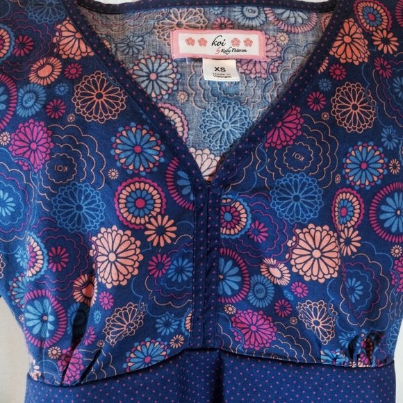Koi Kathy Peterson Scrub XS Blue Fushia Flowers Polka Dot Waist tie V Neck SV - Picture 7 of 10